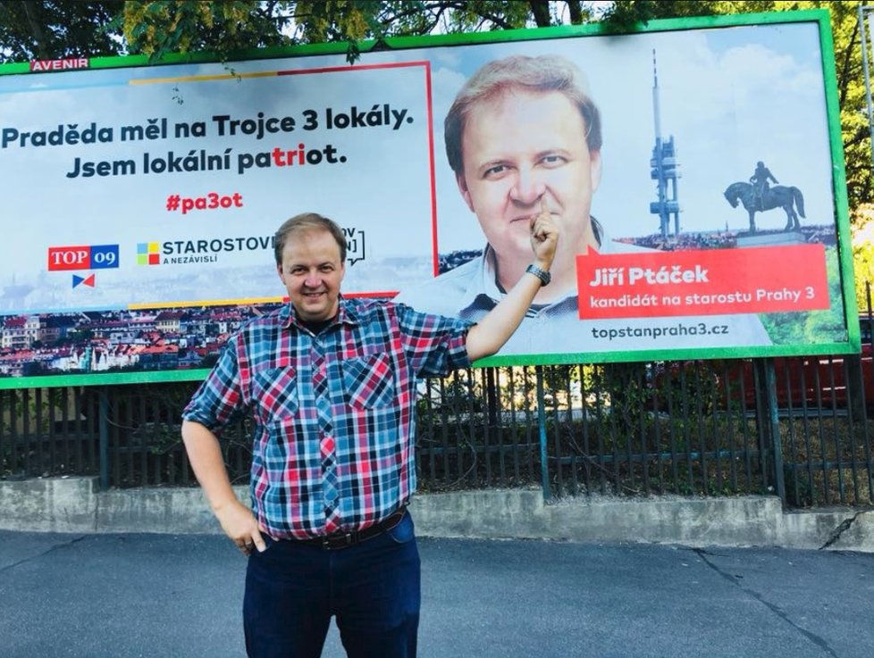 Nepovedenou fotku před vlastním billboardem si připsal kandidát TOP 09 Jiří Ptáček. Sám sobě si na ní strká prst do nosu.