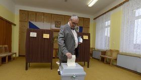 Končící předseda TOP 09 Karel Schwarzenberg ve volební místnosti. Jeho strana teď chce hlasování i poštou a po webu.