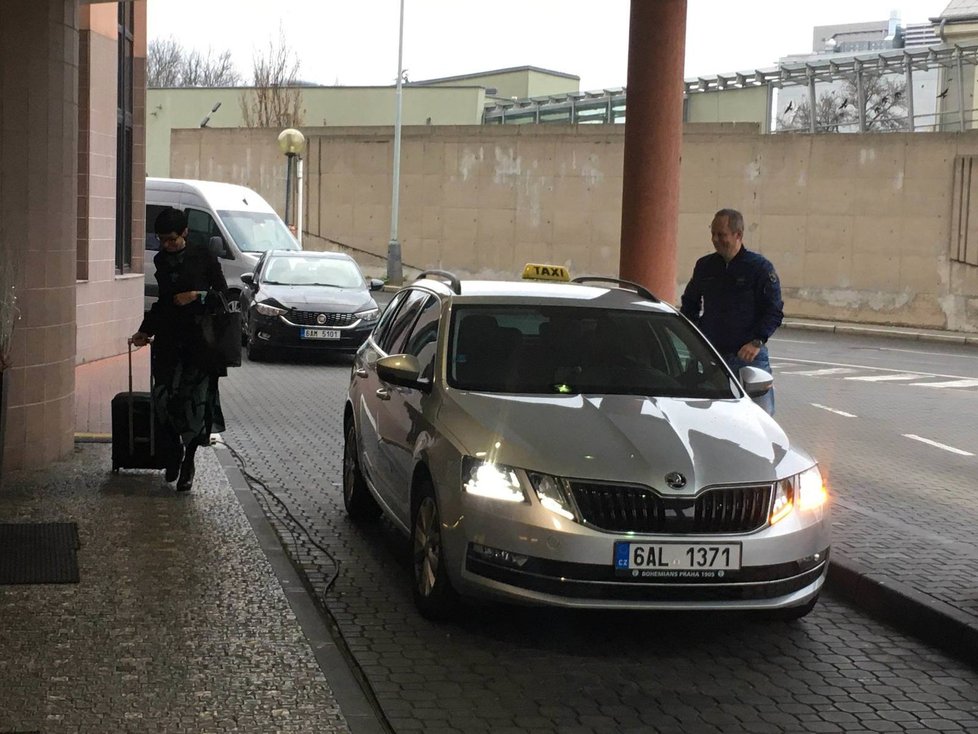 Sněm TOP 09: Kandidáta na předsedkyni Markéta Pekarová Adamová přijela do místo v taxi (23. 11. 2019)