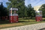Reklama na podzimní volby do zastupitelstev 2022 v parku Radost patřící politickému klubu TOP 09 a STAN.