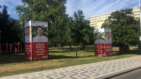 Volby 2022: Magistrát zakázal plakáty na lampách. Politici na Žižkově do parku nechali postavit obří reklamní "věže"