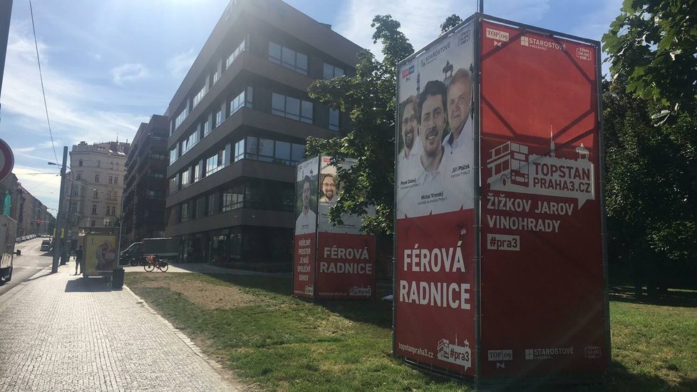 Reklama na podzimní volby do zastupitelstev 2022 v parku Radost patřící politickému klubu TOP 09 a STAN.