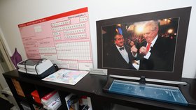Kalouskova složenka a hned vedle Karel Schwarzenberg s Milošem Zemanem z prezidentské volby 2013. Do nového sídla si TOP 09 přinesla nejrůznější poklady.