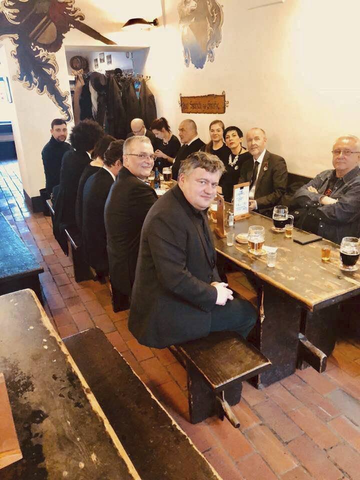 Lidé z TOP 09 šli místo dalšího sledování inaugurace hlavy státu na pivo.