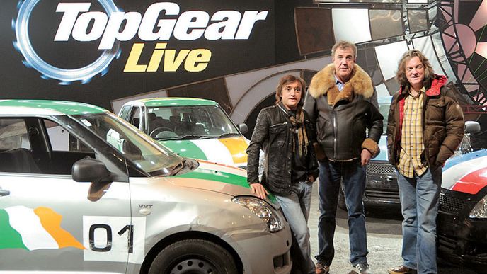 Britové Richard Hammond (vlevo) a Jeremy Clarkson (uprostřed) nevnímají auta jako hromady plechu, ale symbolizují jim národní mentalitu