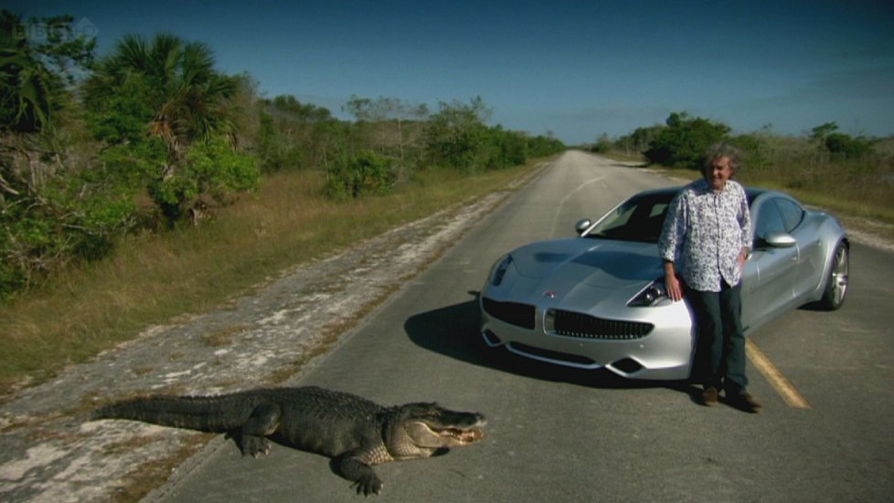 James May a krokodýl na cestě