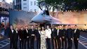 Herci a štáb včetně herců Toma Cruise a Jennifer Connelly pózují na společné fotografii na premiéře filmu 'Top Gun: Maverick' v Londýně Herci a štáb včetně herců Toma Cruise a Jennifer Connelly pózují na společné fotografii na premiéře filmu 'Top Gun: Maverick' v Londýně