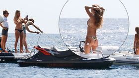 Modelka Kate Mossová na luxusní jachtě s dcerou: Mami, teď se fotím já! 