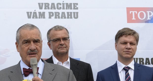 Hudeček (vpravo), Kalousek a Schwarzenberg při zahájení kampaně TOP 09 pro komunální volby