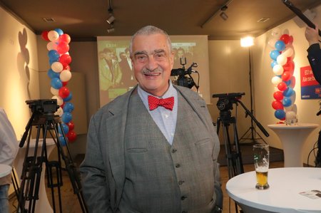 Karel Schwarzenberg ve volebním štábu TOP 09 při volbách do Poslanecké sněmovny v roce 2017