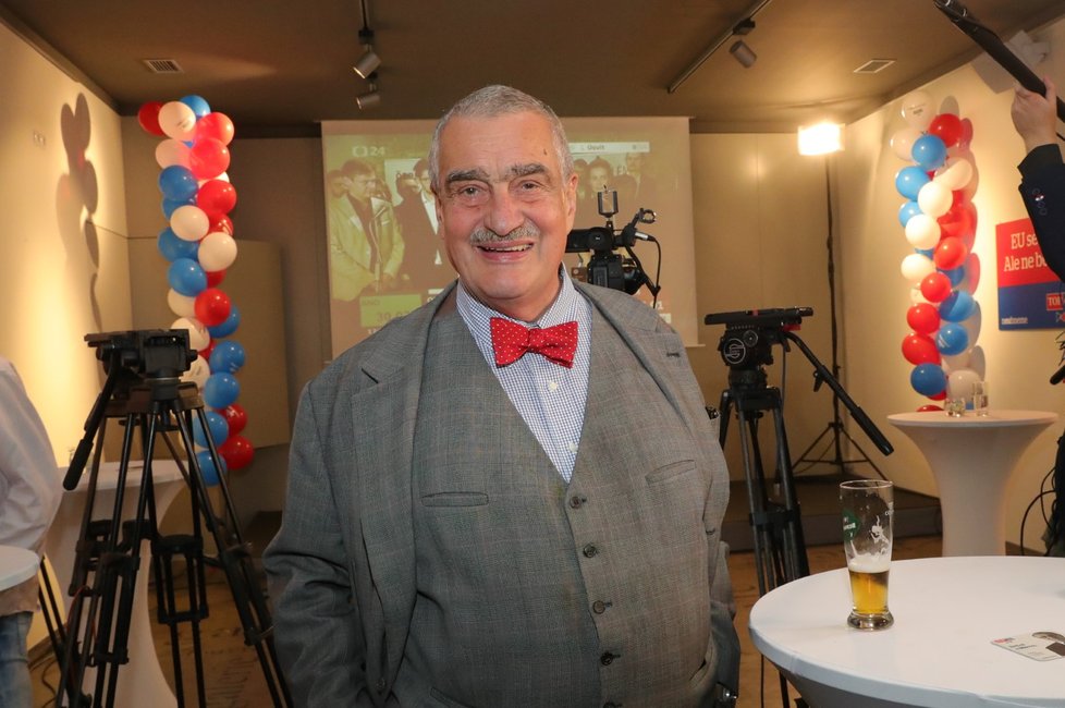 Karel Schwarzenberg ve volebním štábu TOP 09.