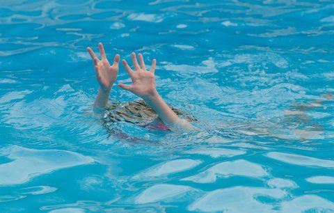Natálka se utopila na Orlíku, chlapec na Slapech. Jak se vykoupat bezpečně?