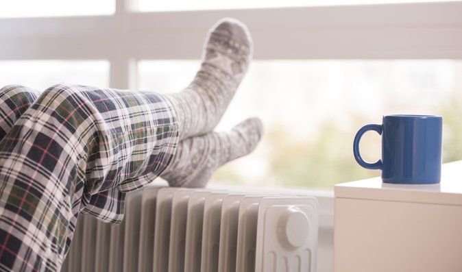 Máte doma přetopeno? Suchý vzduch škodí zdraví. Jak se bránit?