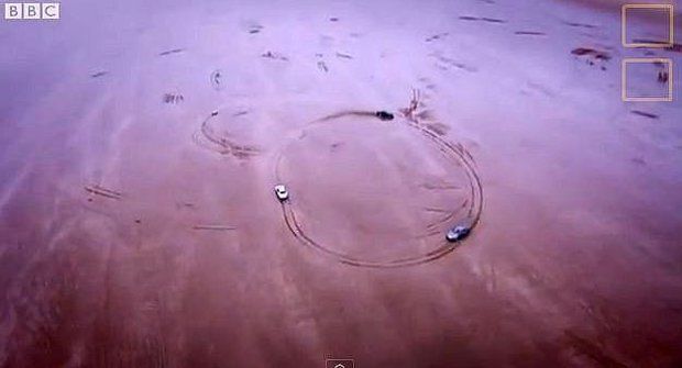 Lážo plážo: Borci z Top Gear se prohání pískem
