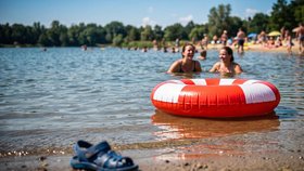 Stačí chvíle nepozornosti. Zatímco se dospělí baví, na hladině může jít o vteřiny. Vodní záchranáři varují, že topící se dítě nekřičí ani nemává.