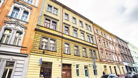 Dům se žlutou fasádou na adrese Husinecká 903/10 je ofi ciálním sídlem Topolánkovy fi rmy
