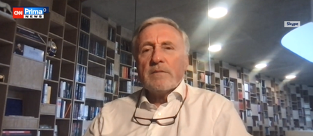 Bývalý premiér Mirek Topolánek vytvořil při rozhovoru optický klam. Velkou knihovnu vytvořil za pomoci zrcadla.