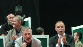 Nerozluční tenisoví fanoušci: Expremiér Mirek Topolánek a exministr vnitra Ivan Langer.