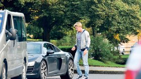 V září letošního roku se mladý Topolánek dokonce projížděl nejsportovnějším vozem automobilky Audi, který má například Leoš Mareš