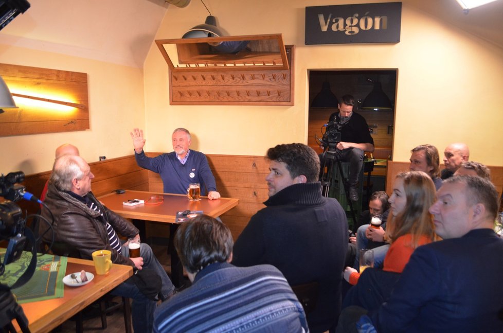 Pivo v podhradí: Mirek Topolánek debatoval s lidmi v ostravské hospodě U Křižánka