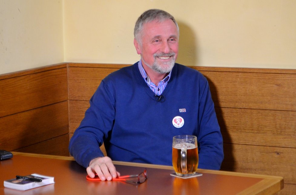 Pivo v podhradí: Mirek Topolánek debatoval s lidmi v ostravské hospodě U Křižánka.