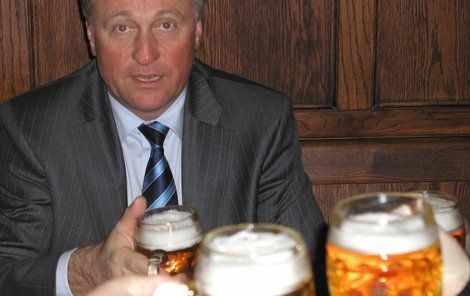 Mirek Topolánek má dobré pivo rád.