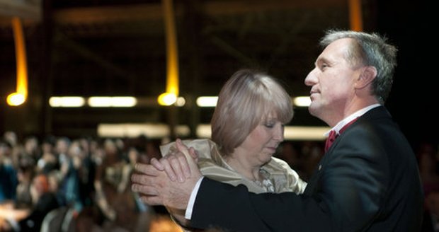 Premiér Topolánek uspořádal v Bruselu ples.
