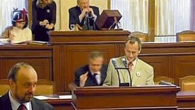 Topolánek v roce 2007 zdvihl během jednání Sněmovny prostředníček. Za gesto se poté omluvil.