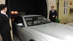 Na svatbu vezla budoucí novomanželé luxusní vozy