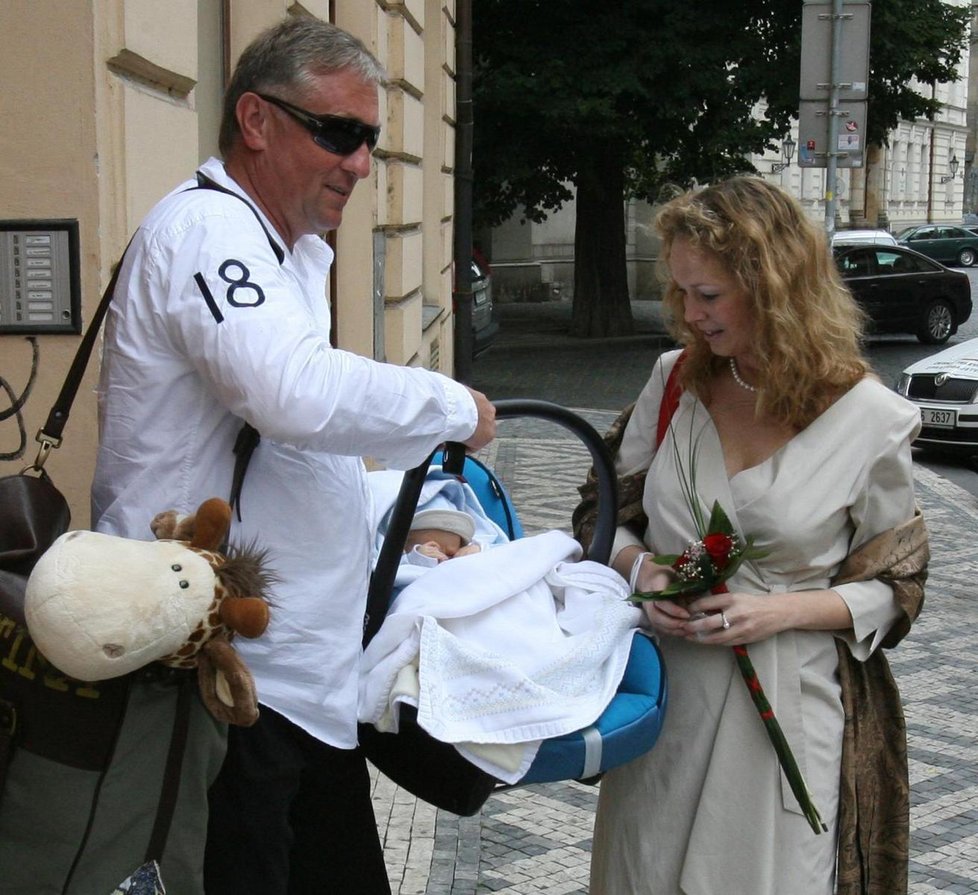 Mirek Topolánek s Lucií Talmanovou a synem Nicolasem.