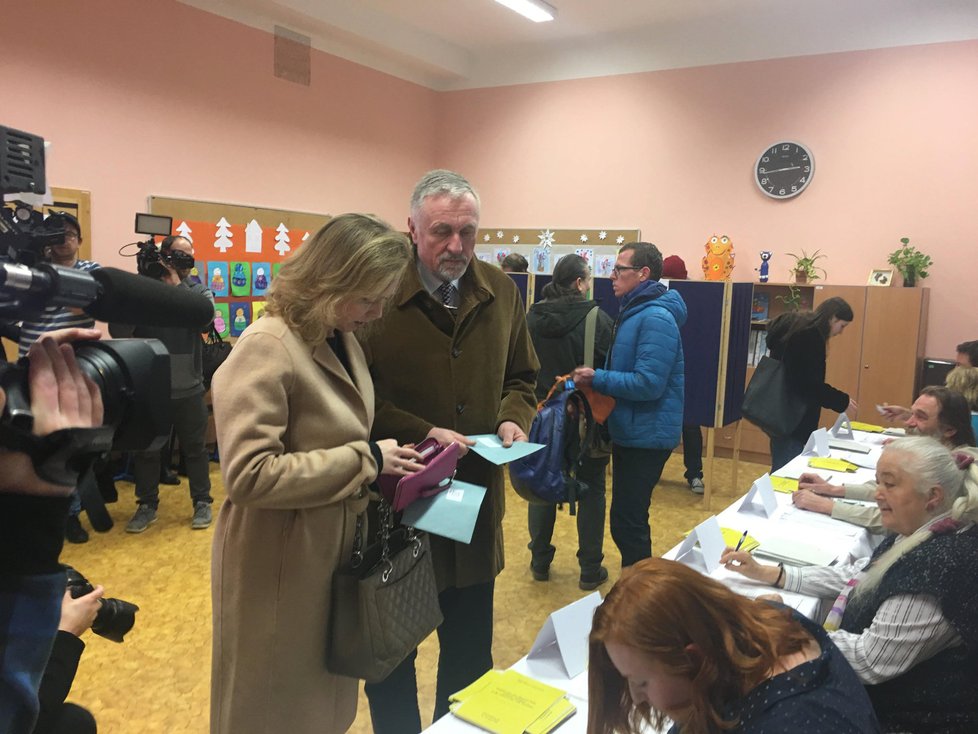 Prezidentský kandidát Mirek Topolánek a jeho žena Lucie Talmanová přišli volit v pátek 12. ledna krátce po pul třetí do ZŠ Emy Destinové