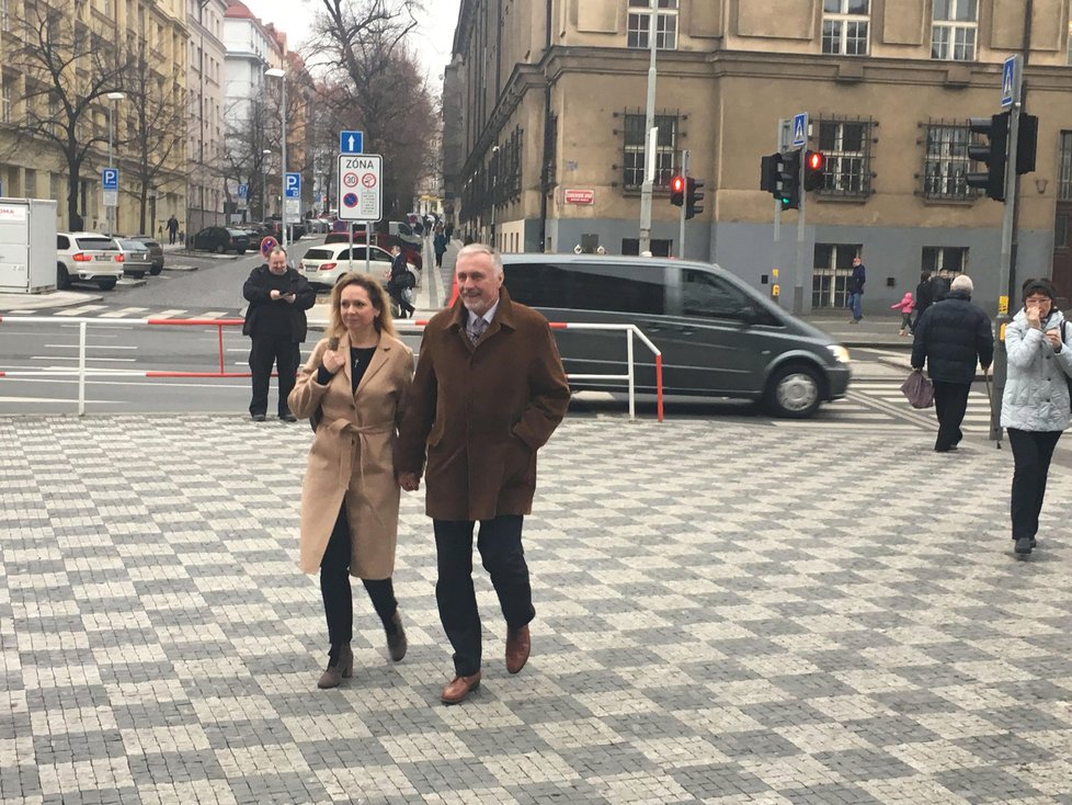 Prezidentský kandidát Mirek Topolánek a jeho žena Lucie Talmanová přišli volit v pátek 12. ledna krátce po půl třetí do ZŠ Emy Destinové