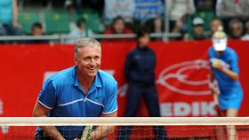 Bývalý premiér Mirek Topolánek hraje tenis celý život. Jako hráč se účastnil i v roce 2009 turnaje jedné z Bank