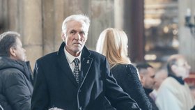 Mirek Topolánek na pohřbu kardinála Dominika Duky.