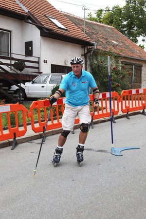Mirek Topolánek na in-line slalomu v Němčičkách nedaleko Brna