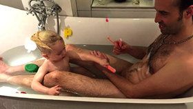 Dánský komik Torben Chris se nahý koupal se svou dvouletou dcerou. Mnozí označují jeho chování za pedofilii.