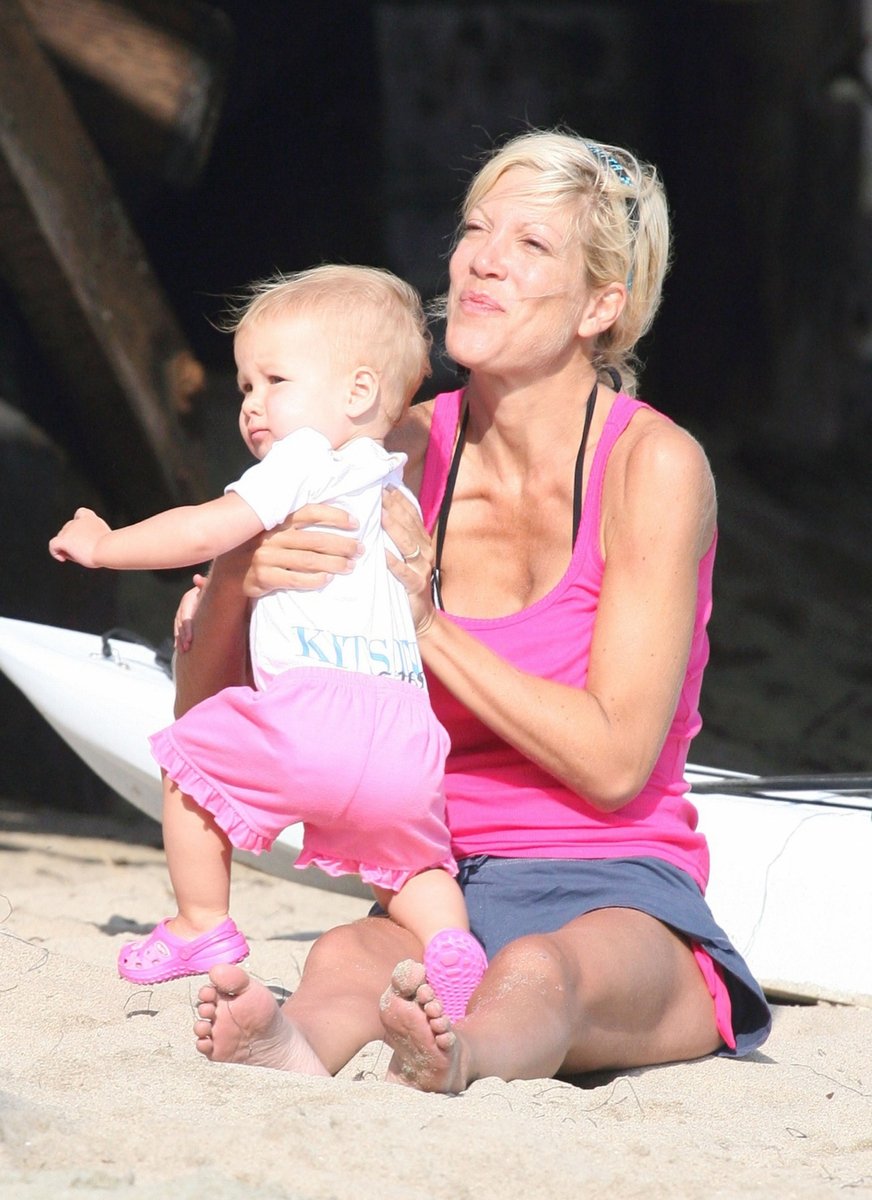 Tori Spelling a její malá dcerka Stella si rády hrají spolu na pláži.
