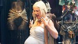 Tori Spelling nakupovala sexy prádlo, za měsíc rodí