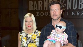 Boj Tori Spelling proti paparazzi: Dceru kryla brýlemi