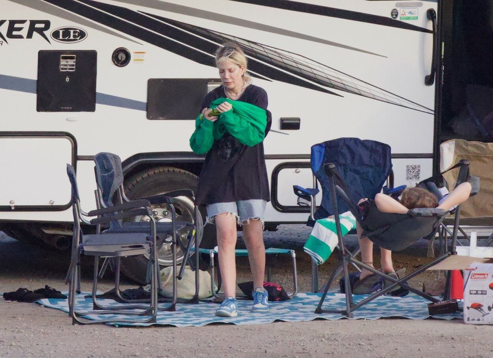 Tori Spellingová se svými pěti dětmi dočasně skončila v karavanu.