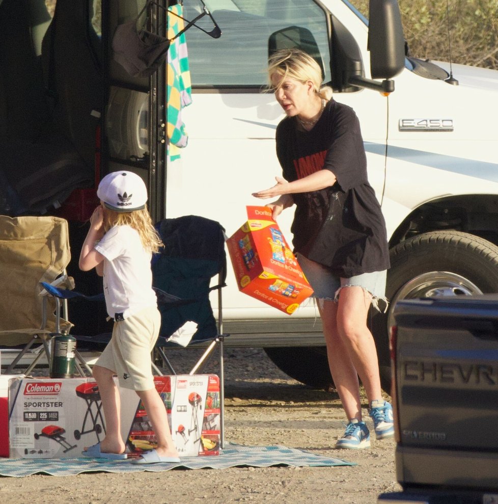 Tori Spellingová se svými pěti dětmi dočasně skončila v karavanu.