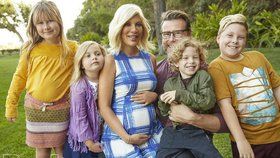 Tori Spelling čeká s manželem už páté dítě a utápí se v dluzích