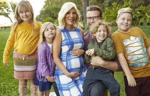 Tori Spelling čeká s manželem už páté dítě a utápí se v dluzích