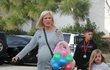 Tori Spelling, která do rodiny brzy přivítá již pátého potomka, vyrazila se svými čtyřmi dětmi (Liam, 9, Stella, 8, Hattie, 5 and Finn, 4) na motokáry.