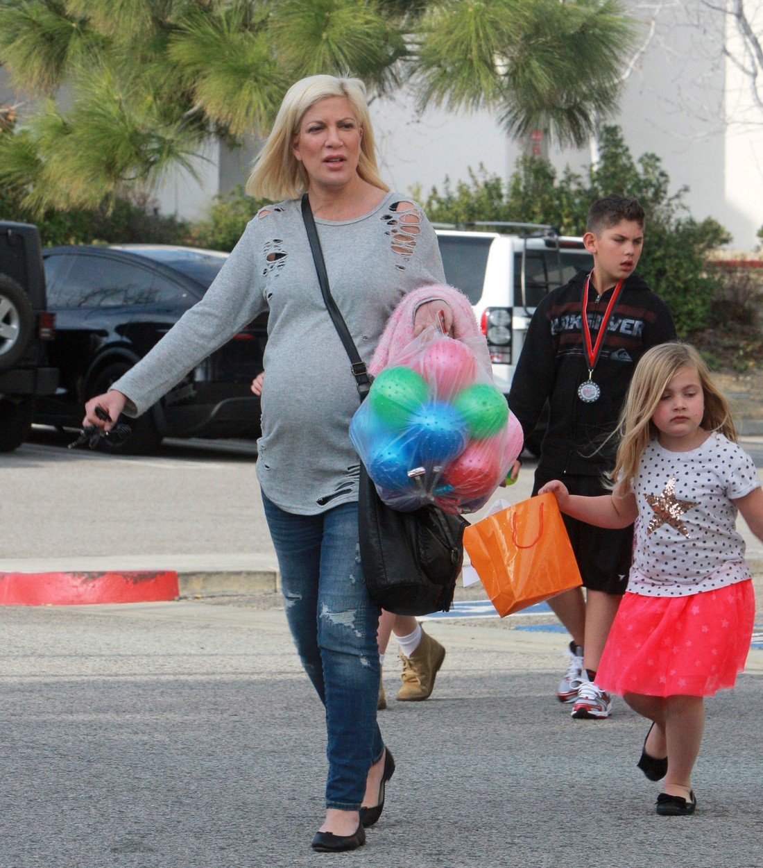 Tori Spelling, která do rodiny brzy přivítá již pátého potomka, vyrazila se svými čtyřmi dětmi (Liam, 9, Stella, 8, Hattie, 5 and Finn, 4) na motokáry.