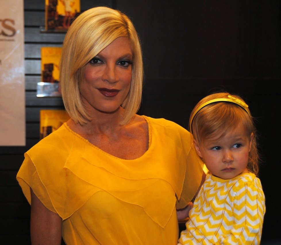 Tori Spelling s dítětem