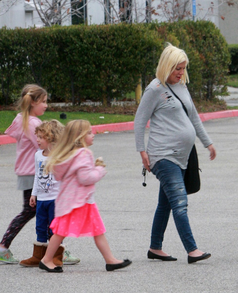 Tori Spelling, která do rodiny brzy přivítá již pátého potomka, vyrazila se svými čtyřmi dětmi (Liam, 9, Stella, 8, Hattie, 5 and Finn, 4) na motokáry.