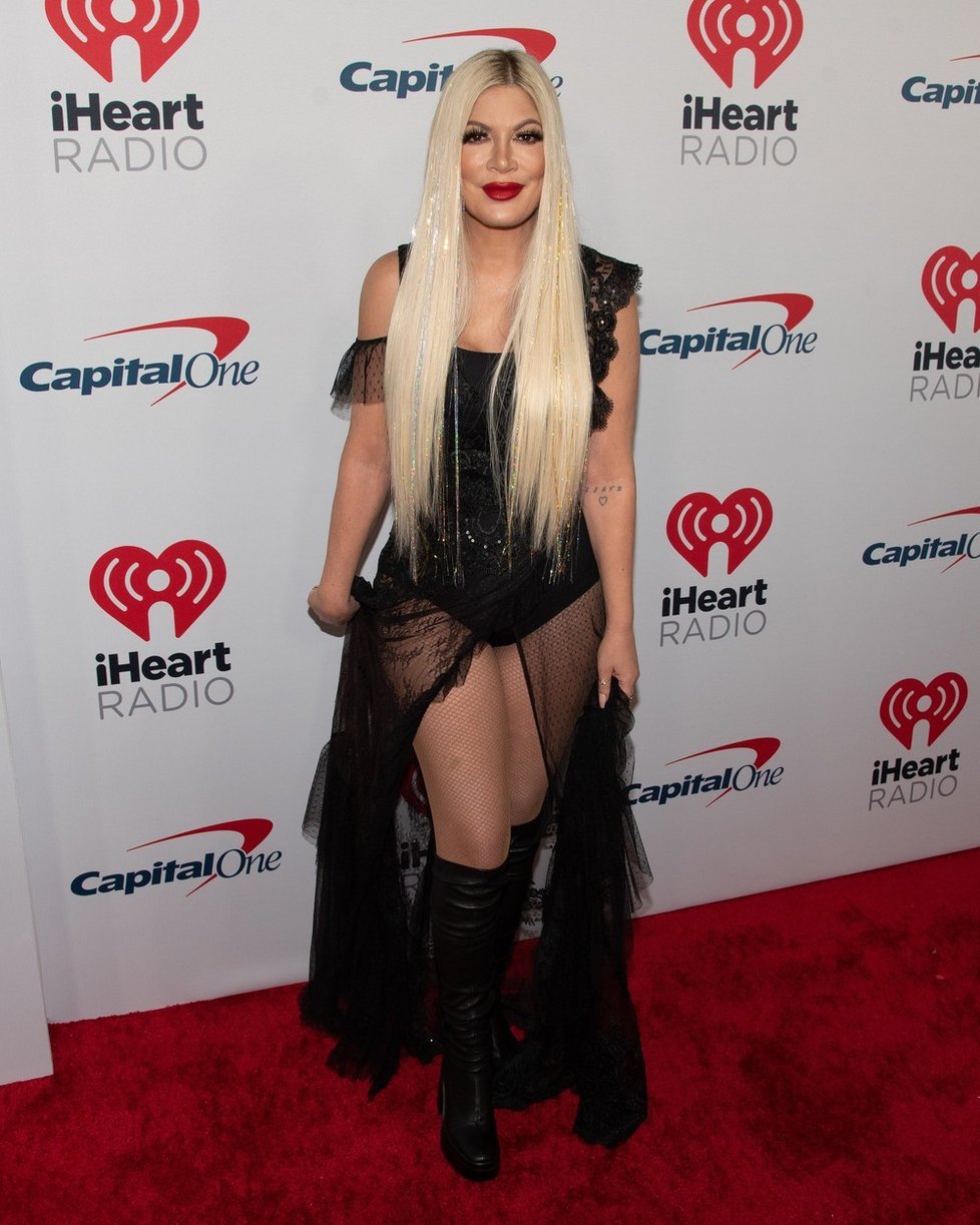 Tori Spelling na akci iHeartRadio&#39;s 2021 Jingle Ball v Los Angeles