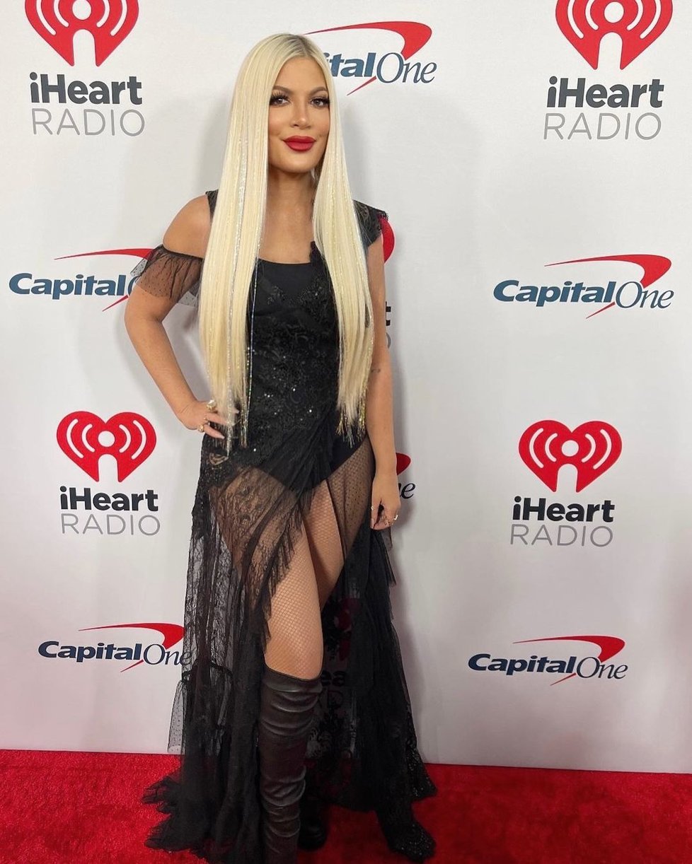 Tori Spelling na akci iHeartRadio&#39;s 2021 Jingle Ball v Los Angeles.