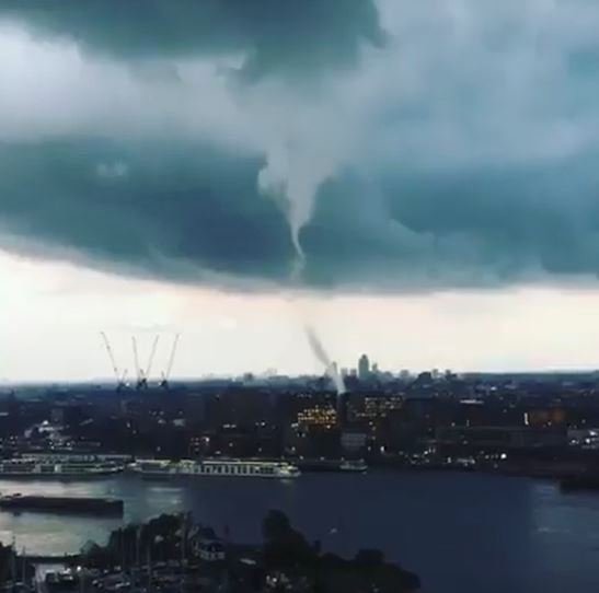 Úkaz, který se jen tak nevidí. Centrem Amsterdamu se prohnalo tornádo, lidé nevěřili svým očím (10. 8. 2019)